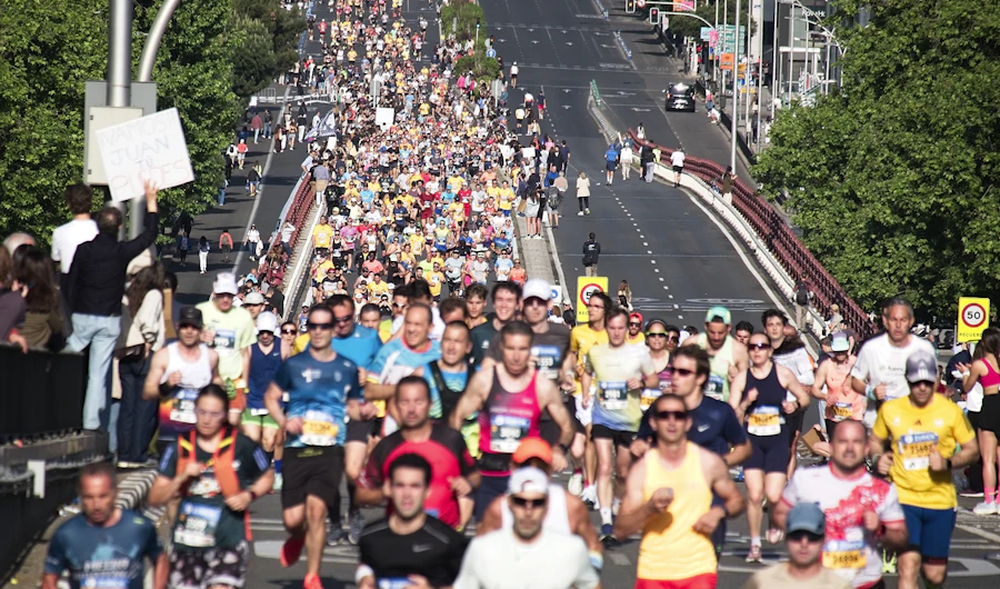 Hundreds of runners in a city marathon
